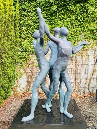 Vi står sammen (høyde 130 cm)